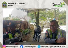 Linmas Kalurahan Ngunut Amankan Jalannya Hajatan Pernikahan Warga